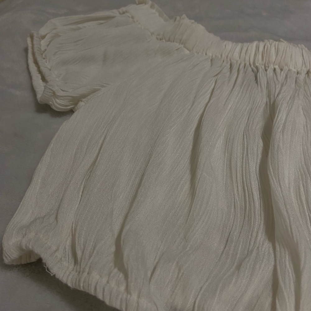 White off the shoulder. XL fits like m-L